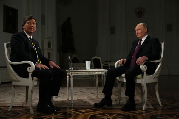 Trong bức ảnh chụp chung này do hãng thông tấn nhà nước Nga Sputnik phát hành, Tổng thống Nga Vladimir Putin trả lời phỏng vấn người chủ trì chương trình trò chuyện Hoa Kỳ Tucker Carlson tại Điện Kremlin ở Moscow hôm 06/02/2024. (Ảnh: Gavriil Grigorov/Pool/AFP)