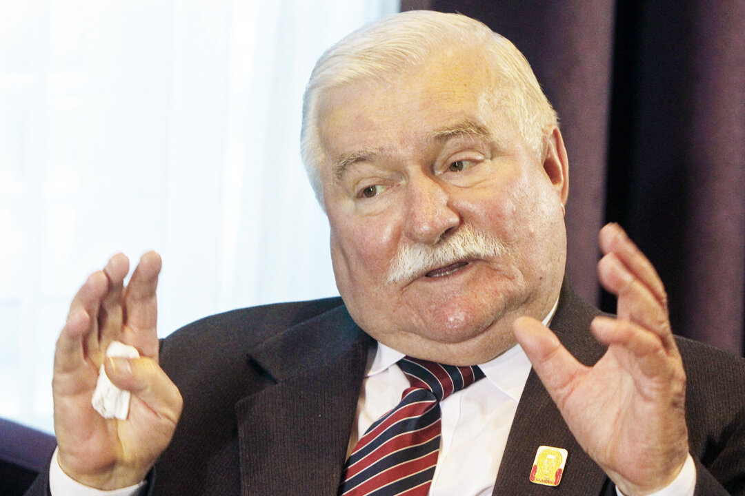 Cựu tổng thống Ba Lan và người sáng lập tổ chức Đoàn kết, ông Lech Walesa, nói chuyện với The Associated Press ở Warsaw, Ba Lan, vào thứ Sáu, ngày 23/05/2014 bên lề hội nghị của một tổ chức gồm các kỹ sư và thẩm định viên, SIDiR, mà ông đã trình bày. Ông Walesa nói với AP rằng Hoa Kỳ dưới thời cựu Tổng thống Obama đã không còn là nhà lãnh đạo thế giới nữa, vào một thời điểm cần có sự lãnh đạo. (Ảnh: AP Photo/Czarek Sokolowski)