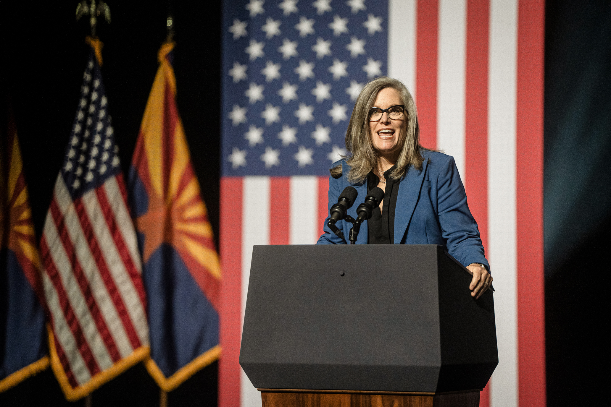 Thống đốc Arizona Katie Hobbs có bài diễn văn tại Trung tâm Nghệ thuật Tempe ở Tempe, Arizona, vào ngày 28/09/2023. (Ảnh: Rebecca Noble/Getty Images)