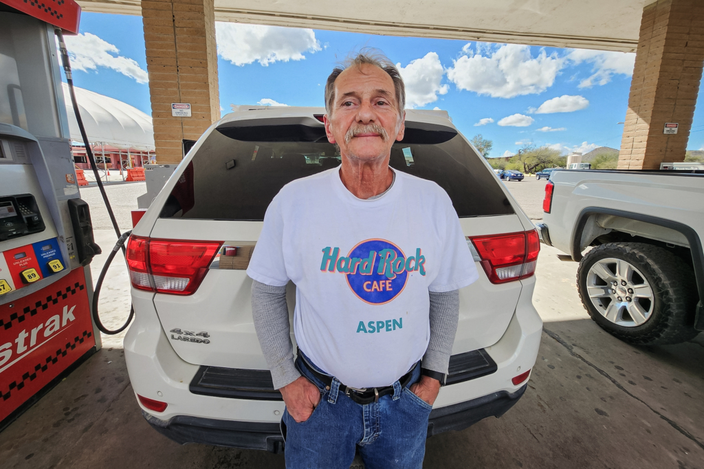Ông Tom Lucas ở Boise, Idaho, đang đợi xe của mình được đổ đầy xăng tại Cảng nhập cảnh Lukeville ở Lukeville, Arizona, hôm 03/02/2024. (Ảnh: Allan Stein/The Epoch Times)