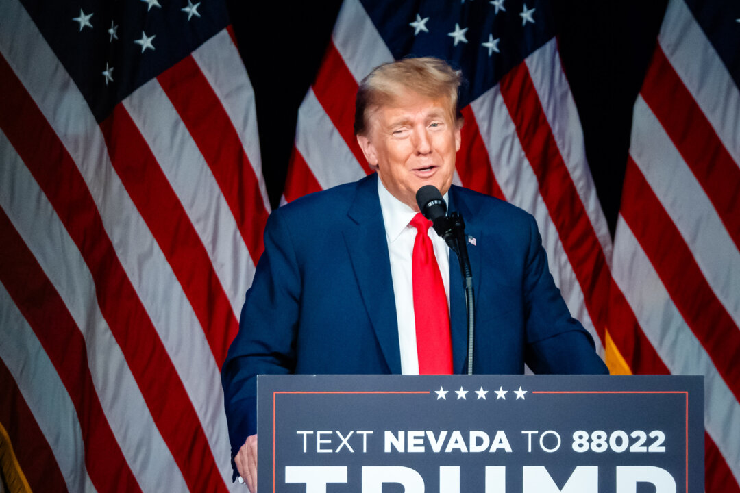 Cựu Tổng thống Donald Trump đọc diễn văn tại Treasure Island Resort & Casino sau khi kết quả họp bầu ở Nevada được công bố tại Las Vegas, Nevada, hôm 08/02/2024. (Ảnh: Madalina Vasiliu/The Epoch Times)