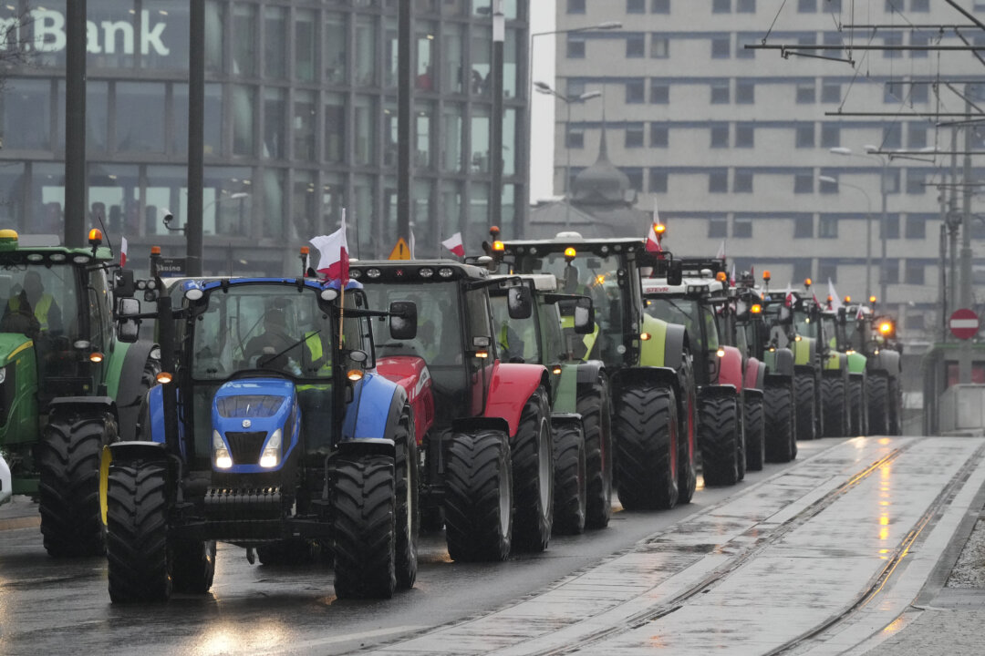 Nông dân lái máy kéo hạng nặng vào thành phố Poznan ở phía tây như một phần của cuộc biểu tình trên toàn quốc của nông dân phản đối chính sách ruộng đất của Liên minh  u Châu và nhập cảng sản phẩm giá rẻ của Ukraine, tại Poznan, Ba Lan, hôm 09/02/2024. (Ảnh: Czarek Sokolowski/AP Photo)