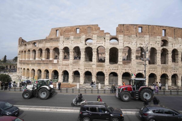 Máy kéo của nông dân chạy phía trước Đấu trường La Mã ở Rome để phản đối chính phủ và nền nông nghiệp EU, hôm 09/02/2024. (Ảnh: Gregorio Borgia/AP Photo)