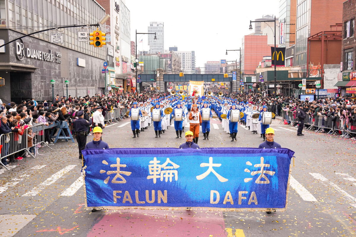 Các học viên Pháp Luân Công tham dự cuộc diễn hành mừng Tết Nguyên Đán tại khu Flushing của Queens, New York, hôm 10/02/2024. (Ảnh: Larry Dye/The Epoch Times)ề