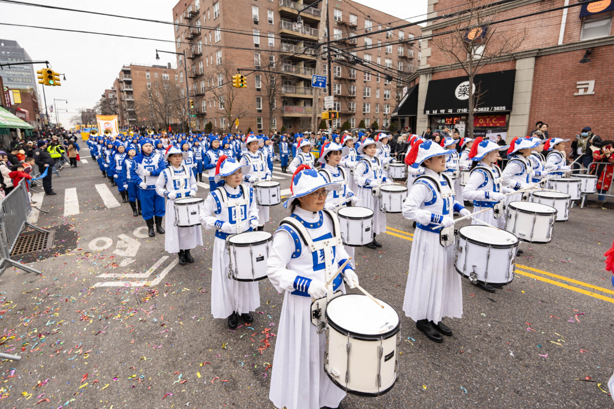 Các học viên Pháp Luân Công tham dự cuộc diễn hành mừng Tết Nguyên Đán tại khu Flushing của Queens, New York, hôm 10/02/2024. (Ảnh: Samira Bouaou/The Epoch Times)4