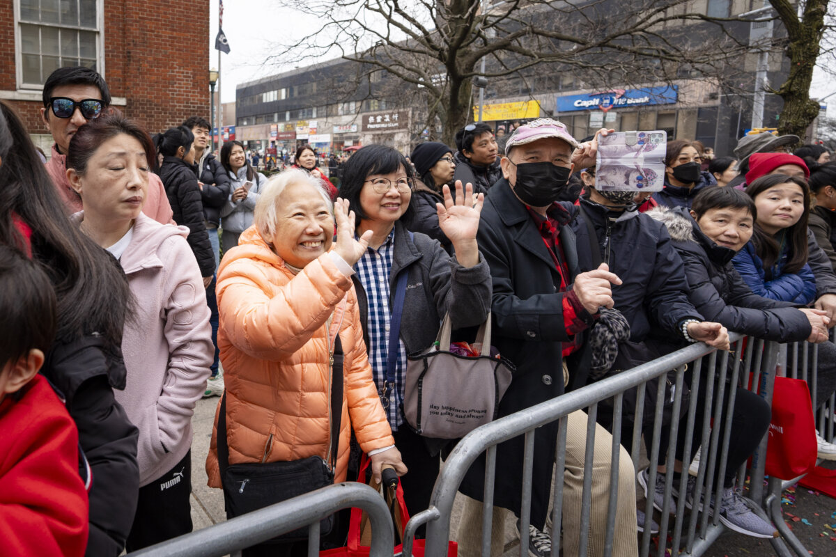 Khán giả theo dõi các học viên Pháp Luân Công tham dự cuộc diễn hành mừng Tết Nguyên Đán, tại khu Flushing của Queens, New York, hôm 10/02/2024. (Ảnh: Samira Bouaou/The Epoch Times)123