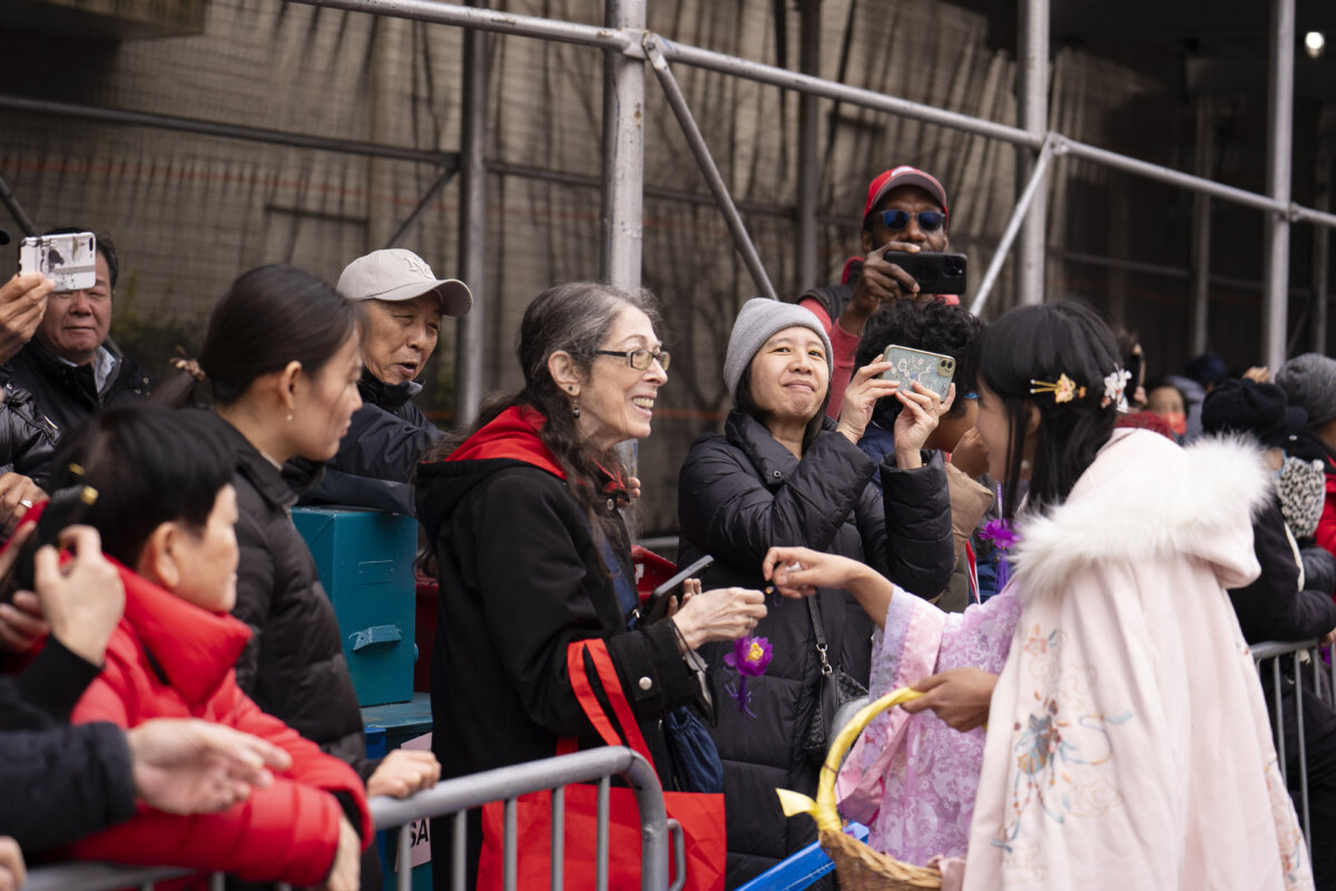 Các học viên Pháp Luân Công tham dự cuộc diễn hành mừng Tết Nguyên Đán tại khu Flushing của Queens, New York, hôm 10/02/2024. (Ảnh: Samira Bouaou/The Epoch Times)3