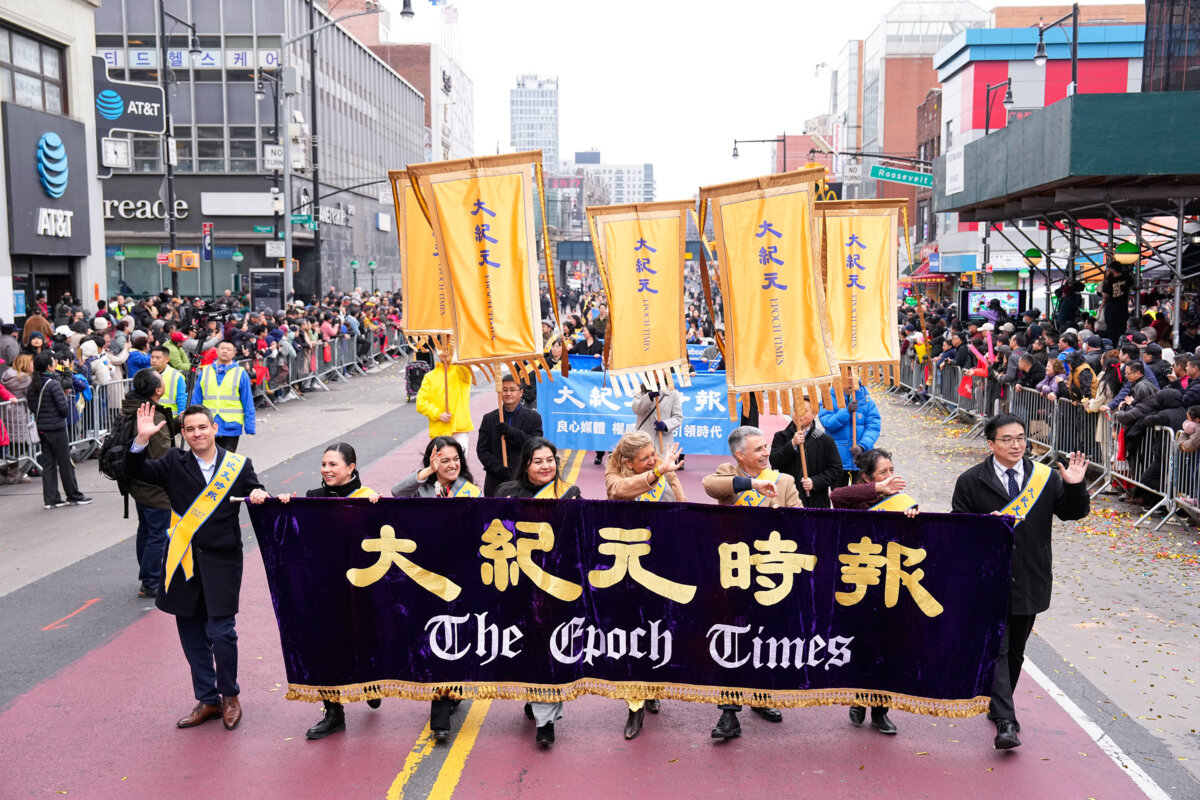 Các nhân viên của Epoch Times tham dự cuộc diễn hành mừng Tết Nguyên Đán tại khu Flushing của Queens, New York, hôm 10/02/2024. (Ảnh: Larry Dye/The Epoch Times)9