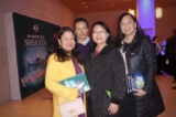 Bà Mai Zong Vue (thứ 2 từ phải sang) và các thành viên của Viện Hmong tại Trung tâm Nghệ thuật Overture, sau khi thưởng thức Nghệ thuật Biểu diễn Shen Yun tối hôm 10/02/2024. (Ảnh: Frank Liang/The Epoch Times)