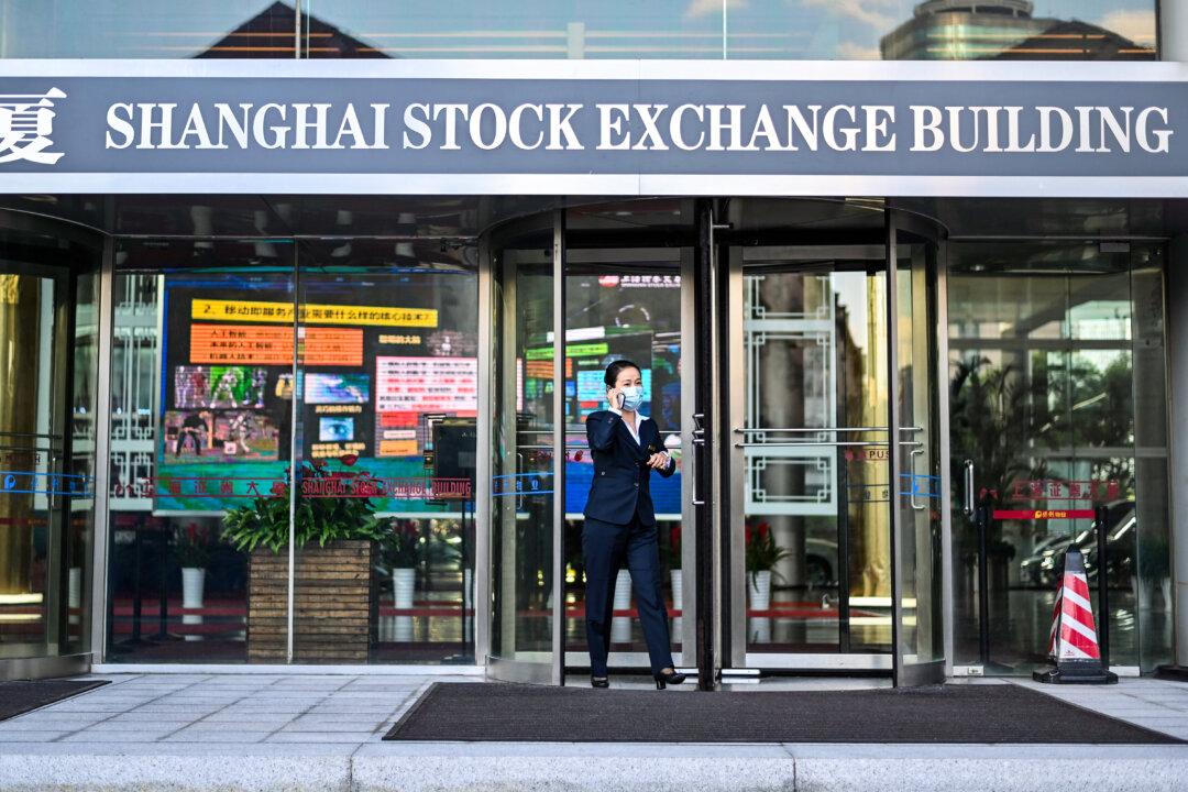 Bắc Kinh thay thế người đứng đầu cơ quan quản lý chứng khoán, hạn chế bán khống khi thị trường chứng khoán lao dốc