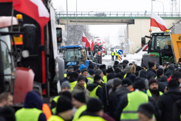 Nông dân Ba Lan biểu tình gần biên giới với Ukraine về áp lực giá cả, thuế, và quy định xanh ở Hrubieszow, Ba Lan, hôm 09/02/2024. (Ảnh: Jakub Orzechowski/Agencja Wyborcza.pl qua Reuters)