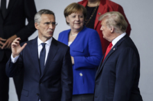 Tổng Thư ký NATO Jens Stoltenberg (trái), Thủ tướng Đức Angela Merkel, và Tổng thống Hoa Kỳ Donald Trump tham dự lễ khai mạc Hội nghị thượng đỉnh NATO 2018 tại trụ sở NATO vào ngày 11/07/2018 tại Brussels, Bỉ. Các nhà lãnh đạo từ các quốc gia thành viên NATO và đối tác lúc đó đang họp trong hội nghị thượng đỉnh kéo dài hai ngày, vốn bị lu mờ vì yêu cầu mạnh mẽ của ông Trump đối với hầu hết các quốc gia thành viên NATO về việc chi nhiều hơn cho quốc phòng. (Ảnh: Sean Gallup/Getty Images)