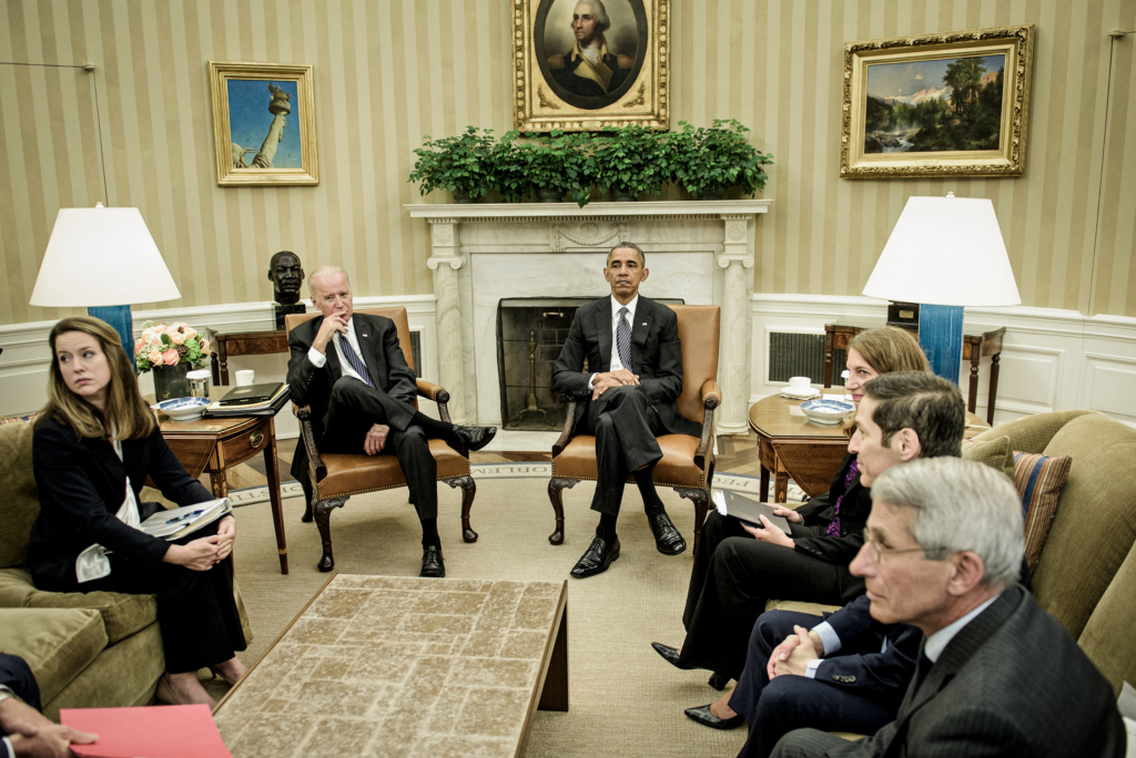 (Từ trái sang phải) Bà Amy Pope, Phó cố vấn An ninh Nội địa, Phó Tổng thống Joe Biden, Tổng thống Barack Obama, và các quan chức khác gặp nhau tại Oval Office vào ngày 21/05/2016. (Ảnh: Brendan Smialowski/AFP qua Getty Images)