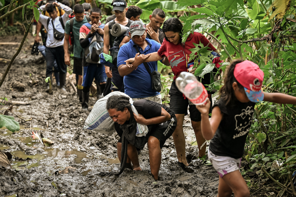 Những người di cư đi bộ về phía làng Canaan Membrillo, thuộc tỉnh Darien ở Panama, vào ngày 13/10/2022. (Ảnh: Luis Acosta/AFP qua Getty Images)