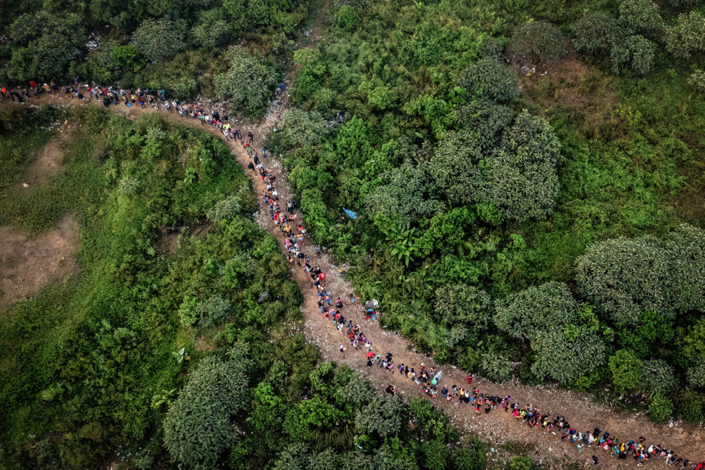Những người di cư đi bộ qua khu rừng rậm gần làng Bajo Chiquito, trạm kiểm soát biên phòng đầu tiên thuộc tỉnh Darien ở Panama, hôm 22/09/2023. Cuộc hành trình đi qua Darien Gap thường mất năm đến sáu ngày, bất chấp các loại thời tiết xấu. (Ảnh: Luis Acosta/AFP qua Getty Images)