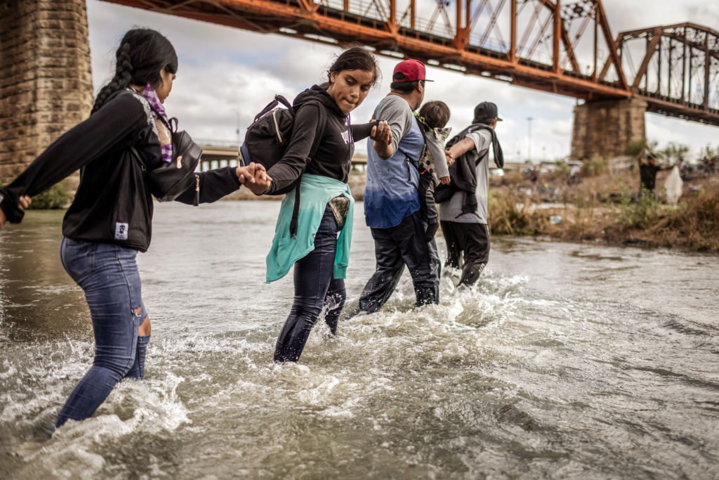 Những người nhập cư bất hợp pháp từ Mexico băng qua Rio Grande vào Eagle Pass, Texas, vào ngày 30/09/2023. (Ảnh: John Moore/Getty Images)