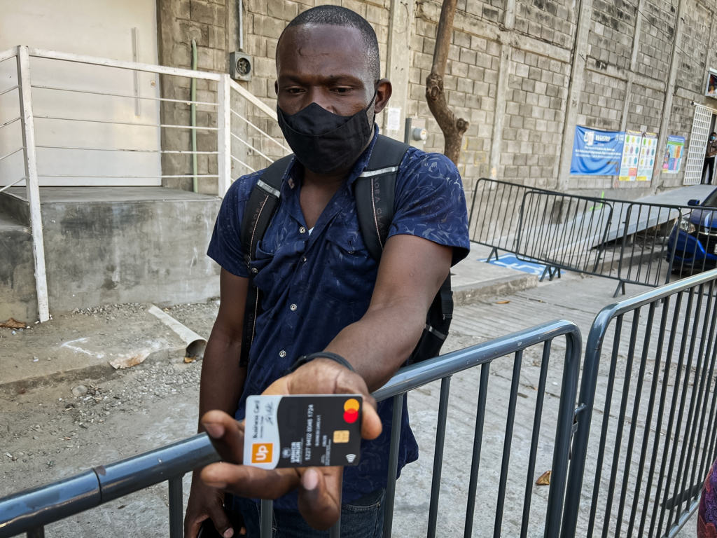 Một người di cư gốc Haiti cho xem thẻ rút tiền mặt do Liên Hiệp Quốc cung cấp. Anh cho biết khoản thanh toán 3,500 peso (khoảng 175 USD) của anh đã không được gửi vào tháng này, tại Tapachula, Mexico, vào ngày 14/01/2022. (Ảnh: Todd Bensman/Trung tâm Nghiên cứu Nhập cư)