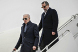 Tổng thống Joe Biden cùng con trai Hunter Biden đến Căn cứ Lực lượng Phòng không Quốc gia Hancock Field ở Syracuse, New York, hôm 04/02/2023. (Ảnh: Andrew Caballero-reynolds/AFP qua Getty Images)