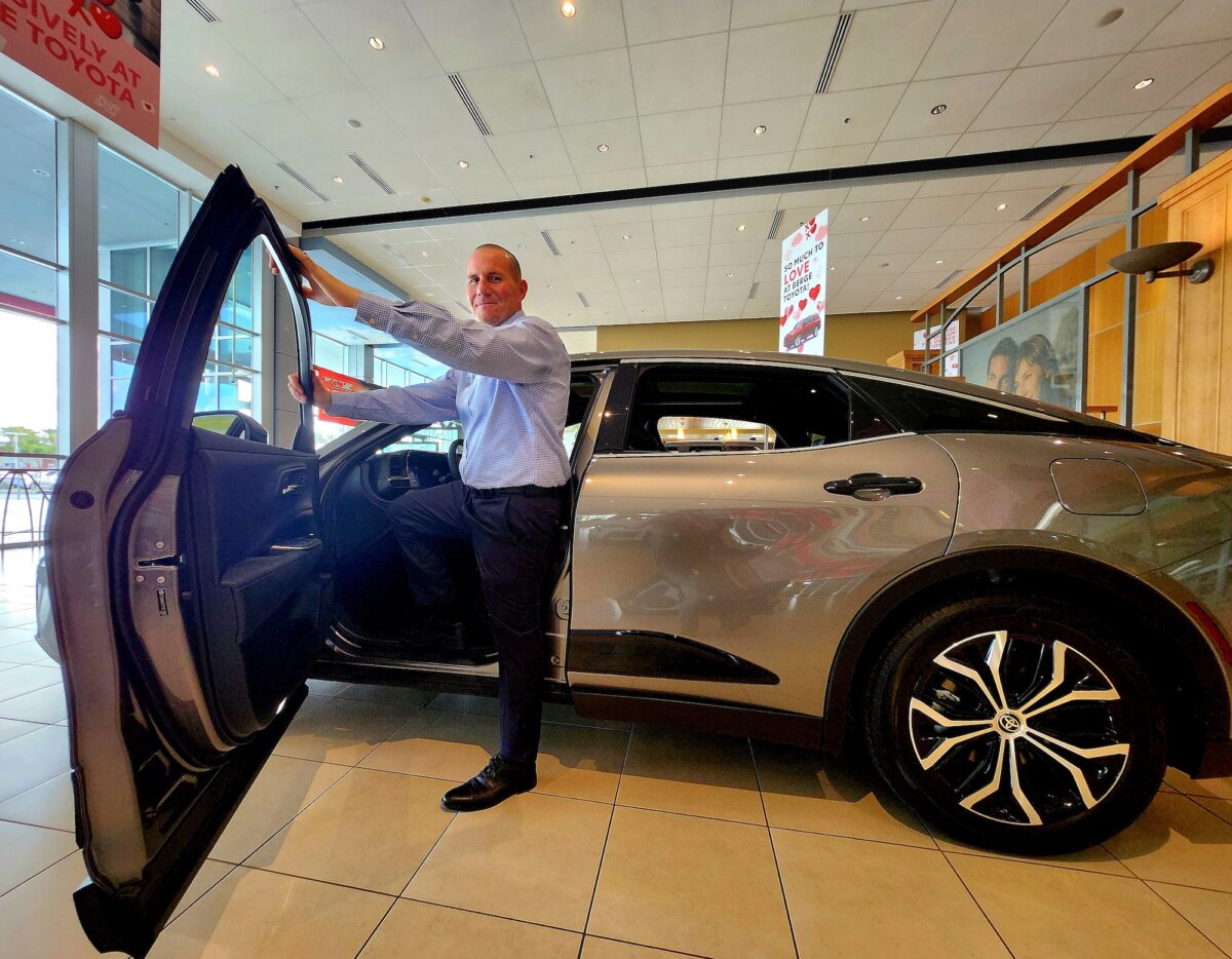 Ông James Haas, giám đốc bộ phận mua bán xe đã qua sử dụng tại Berge Toyota ở Mesa, Arizona, đứng trước một chiếc xe chạy bằng xăng truyền thống hôm 01/02/2024. (Ảnh: Allan Stein/The Epoch Times)