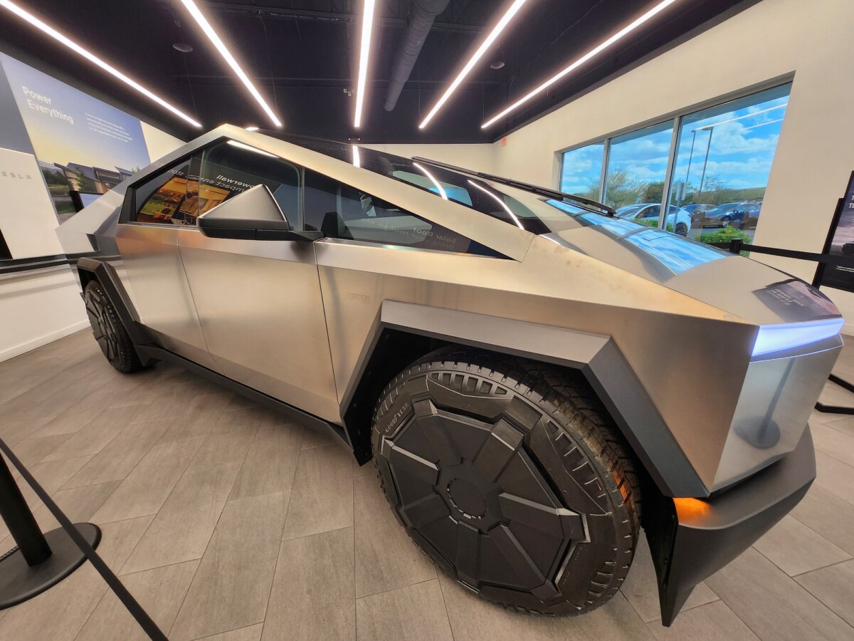 Một chiếc xe dẫn động bốn bánh Tesla 2024 nằm trong phòng trưng bày tại một đại lý Tesla ở Phoenix, Arizona, hôm 01/02/2024. Chiếc xe tải được bán với giá 100,000 USD. (Ảnh: Allan Stein/The Epoch Times).