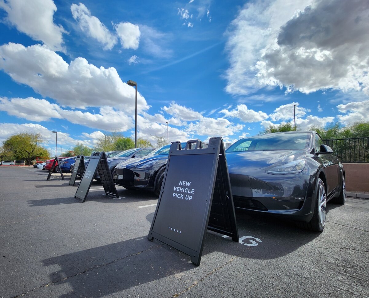 Những chiếc xe Tesla mới được bán đang chờ khách hàng nhận tại bãi đậu xe ở Phoenix, Arizona, hôm 01/02/2024. (Ảnh: Allan Stein/The Epoch Times)