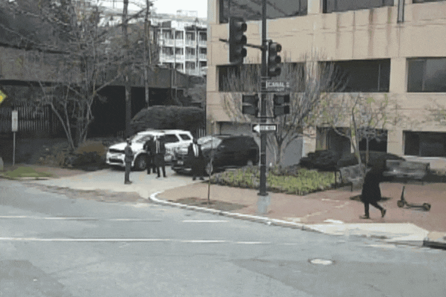 Một cảnh sát vẫy tay với các nhân viên Mật vụ sau khi anh chụp một bức ảnh quả bom ống được tìm thấy dưới băng ghế cạnh trụ sở Ủy ban Quốc gia Đảng Dân chủ vào ngày 06/01/2021. (Ảnh: Cảnh sát tòa nhà Capitol Hoa Kỳ/Ảnh chụp màn hình qua The Epoch Times)