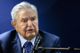 Ông George Soros trả lời các câu hỏi sau khi có bài diễn văn bên lề cuộc họp thường niên của Diễn đàn Kinh tế Thế giới (WEF) tại Davos, vào ngày 24/05/2022. (Ảnh: Fabrice Coffrini/AFP qua Getty Images)