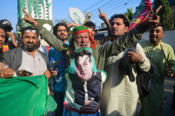 Những người ủng hộ đảng Pakistan Tehreek-e-Insaf (PTI) của ông Imran Khan phản đối cáo buộc gian lận trong kết quả bầu cử quốc gia của Pakistan, tại Karachi, Pakistan, hôm 11/02/2024. (Ảnh: Asif Hassan/AFP qua Getty Images)