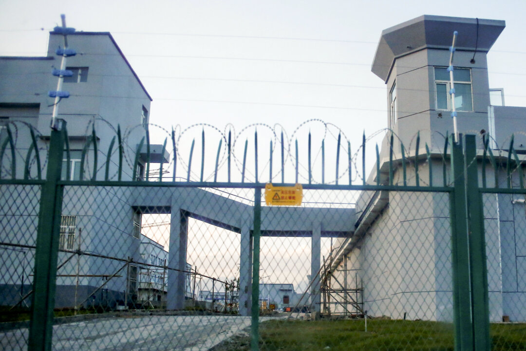 Một hàng rào dây thép gai được xây dựng bao quanh nơi chính thức được gọi là trung tâm giáo dục kỹ năng nghề ở Đạt Phản Thành, khu tự trị Tân Cương, Trung Quốc, vào ngày 04/09/2018. (Ảnh: Thomas Peter/Reuters)