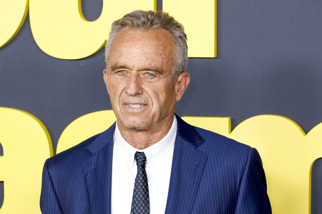 Ông Robert F. Kennedy Jr. tham dự buổi ra mắt phần 12 của bộ phim “Curb Your Enthusiasm” (“Đừng Quá Nhiệt Tình”) của HBO tại Director Guild Of America ở Los Angeles, hôm 30/01/2024. (Frazer Harrison/Getty Images)