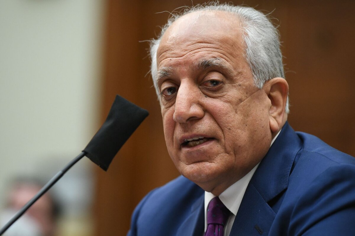 Ông Zalmay Khalilzad, đại diện đặc biệt đương thời về vấn đề hòa giải Afghanistan, trình bày trong phiên điều trần của Ủy ban Đối ngoại Hạ viện về mối quan hệ Hoa Kỳ-Afghanistan sau khi quân đội rút quân, tại Capitol Hill ở Hoa Thịnh Đốn, vào ngày 18/05/2021. (Ảnh: Mandel Ngan/AFP qua Getty Images)