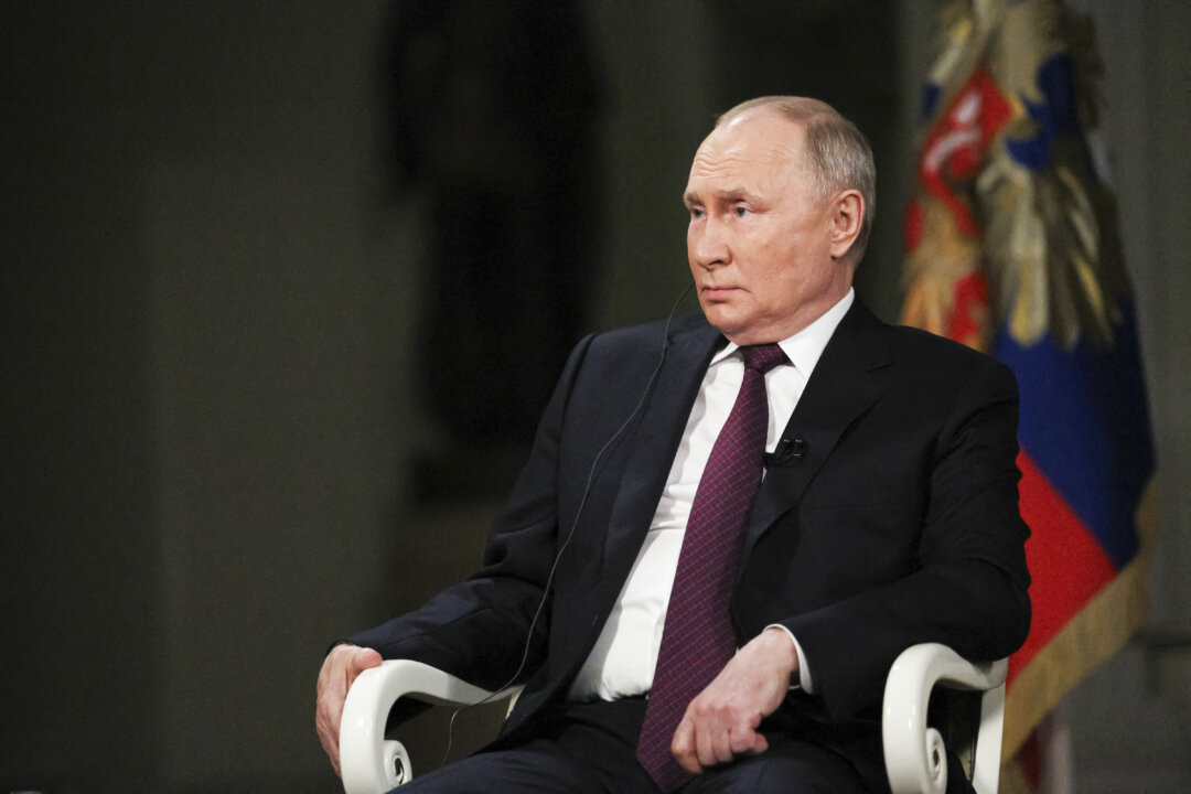 Trong bức ảnh chụp chung này do hãng thông tấn nhà nước Nga Sputnik phát hành, Tổng thống Nga Vladimir Putin trả lời phỏng vấn của người chủ trì chương trình trò chuyện Hoa Kỳ Tucker Carlson tại Điện Kremlin ở Moscow, hôm 06/02/2024. (Ảnh: Gavriil Grigorov/POOL/AFP qua Getty Images)
