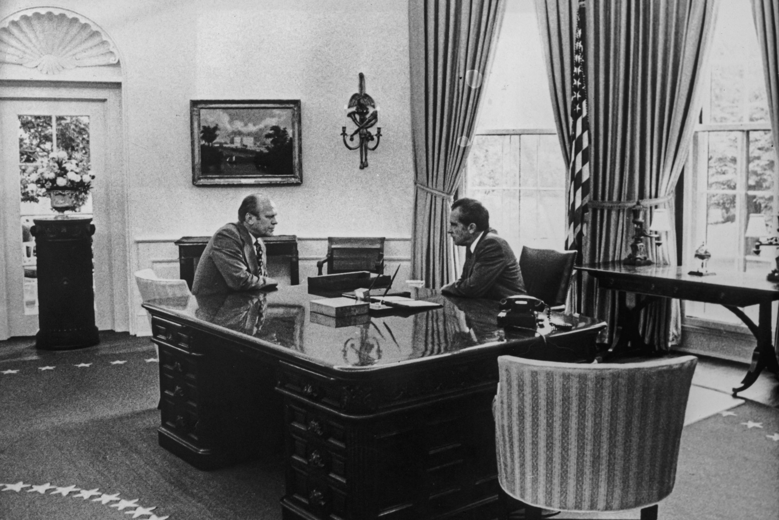 Tổng thống Richard Nixon (phải) và Phó Tổng thống Gerald Ford đối mặt nhau tại Oval Office vào ngày ông Nixon từ chức, ngày 09/08/1974. (Ảnh: Hulton Archive/Getty Images)