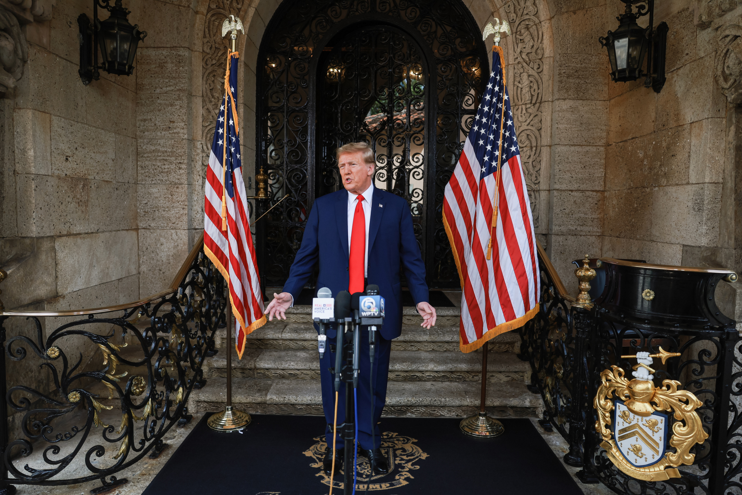 Cựu Tổng thống Donald Trump nói trong một cuộc họp báo được tổ chức tại Mar-a-Lago ở Palm Beach, Florida, hôm 08/02/2024. (Ảnh: Joe Raedle/Getty Images)