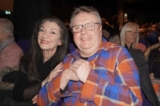 Bà Mary Fairgrieve và ông Colin Paterson thưởng thức Nghệ thuật Biểu diễn Shen Yun tại Nhà hát SEC Armadillo, ở thành phố Glasgow, hôm 14/02/2024. (Ảnh: Mary Mann/The Epoch Times)