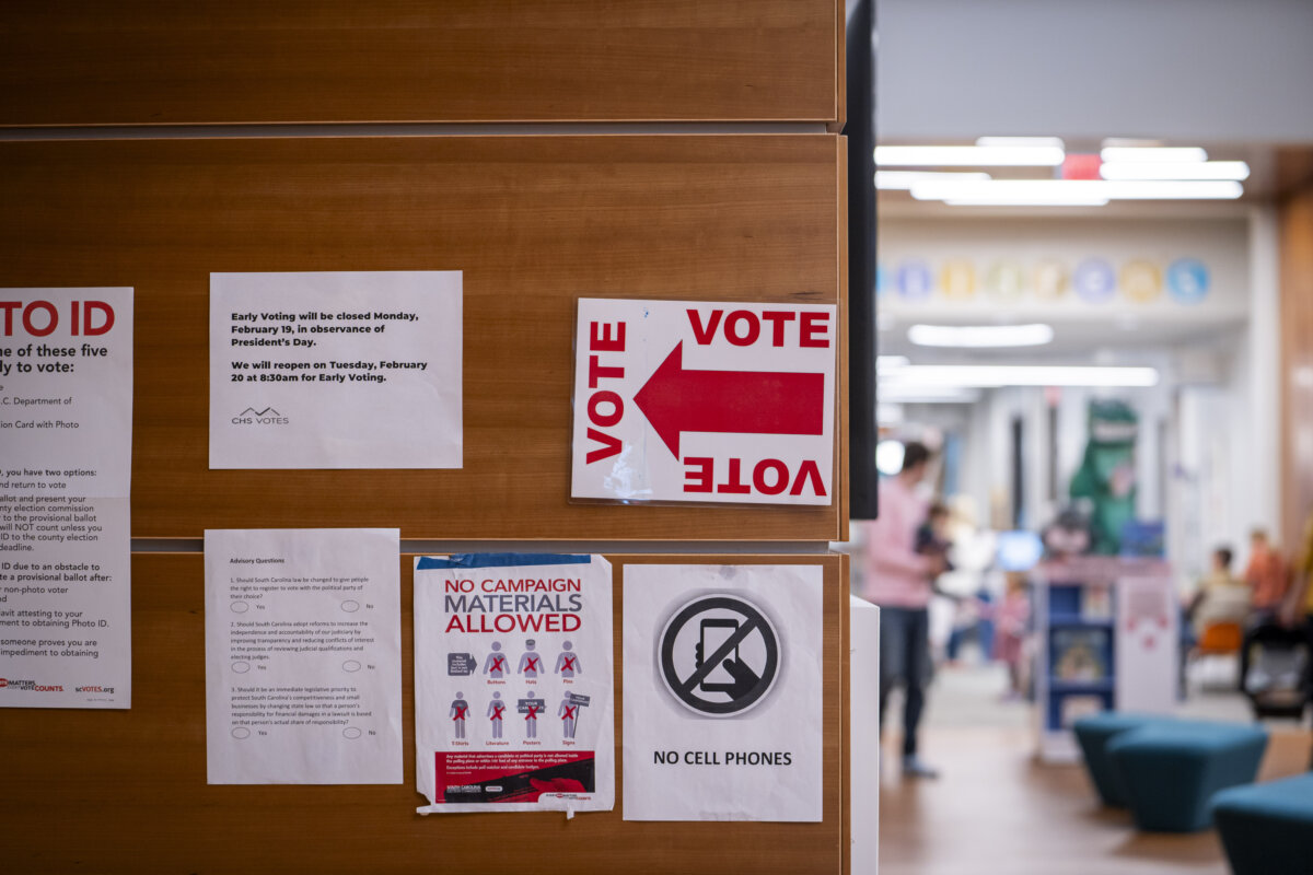 Một địa điểm bỏ phiếu sớm trước cuộc bầu cử sơ bộ của Đảng Cộng Hòa tại Thư viện Wando Mount Pleasant ở Mount Pleasant, South Carolina, hôm 17/02/2024. (Ảnh: Madalina Vasiliu/The Epoch Times)