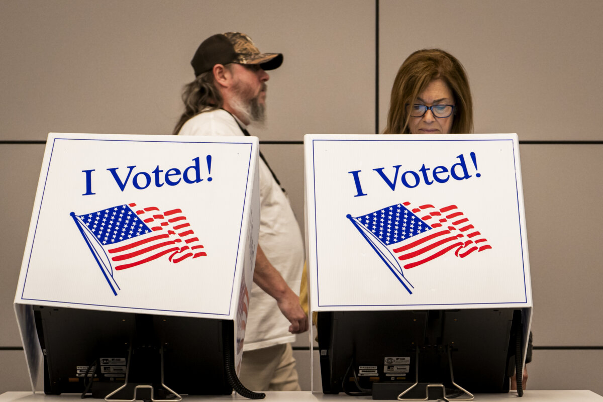 Các cử tri tại một địa điểm bỏ phiếu sớm trước cuộc bầu cử sơ bộ của Đảng Cộng Hòa tại Thư viện Wando Mount Pleasant ở Mount Pleasant, South Carolina hôm 17/02/2024. (Ảnh: Madalina Vasiliu/The Epoch Times)
