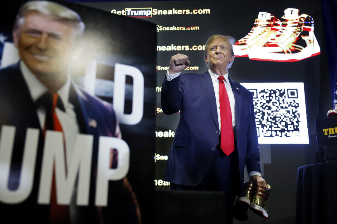 Cựu Tổng thống Donald Trump, ứng cử viên tổng thống của Đảng Cộng Hòa, lên sân khấu giới thiệu một dòng giày mới mang dấu ấn riêng tại sự kiện Sneaker Con tại Trung tâm Hội nghị Philadelphia ở Philadelphia, hôm 17/02/2024. (Ảnh: Chip Somodevilla/Getty Images)