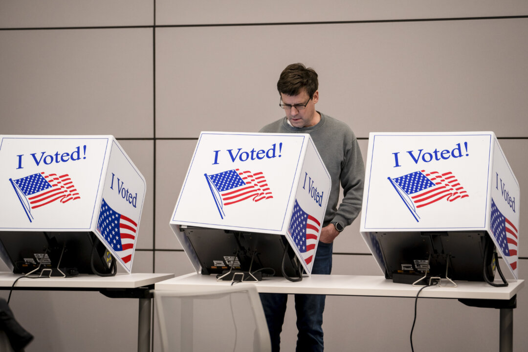 Một cử tri bỏ phiếu tại một địa điểm bỏ phiếu sớm trước cuộc bầu cử sơ bộ của Đảng Cộng Hòa tại Thư viện Wando Mount Pleasant ở Mount Pleasant, South Carolina, hôm 17/02/2024. (Ảnh: Madalina Vasiliu/The Epoch Times)