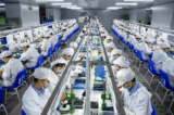 Công nhân chế tạo vỏ thuốc lá điện tử trên dây chuyền sản xuất tại Kanger Tech, một trong những nhà sản xuất sản phẩm vaping hàng đầu của Trung Quốc, ở Thâm Quyến, Trung Quốc, ngày 24/09/2019. (Ảnh: Kevin Frayer/Getty Images)