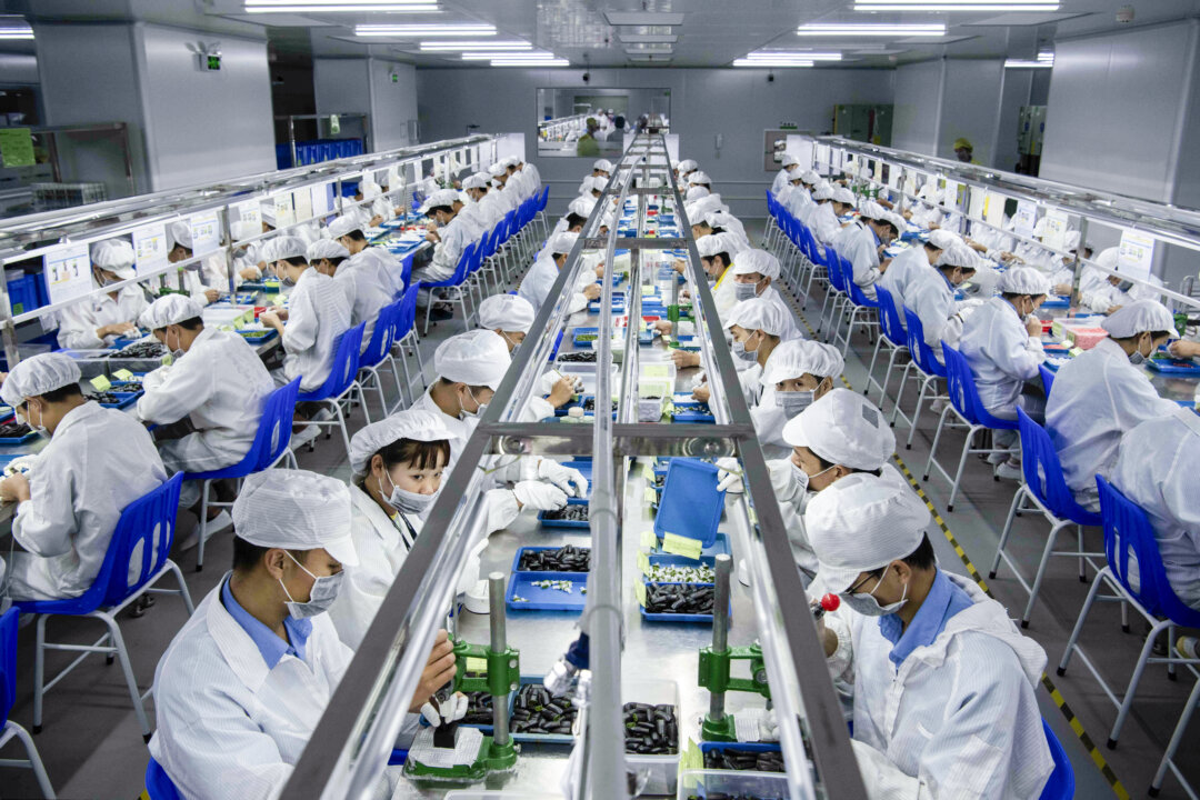 Công nhân chế tạo vỏ thuốc lá điện tử trên dây chuyền sản xuất tại Kanger Tech, một trong những nhà sản xuất sản phẩm vaping hàng đầu của Trung Quốc, ở Thâm Quyến, Trung Quốc, ngày 24/09/2019. (Ảnh: Kevin Frayer/Getty Images)