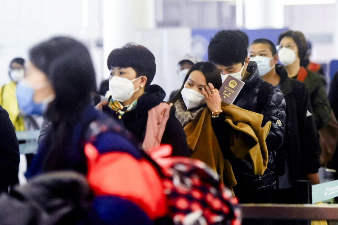 Hành khách xếp hàng làm thủ tục hải quan sau khi đến Phi trường Quốc tế Tiêu San Hàng Châu ở tỉnh Chiết Giang, miền đông Trung Quốc vào ngày 08/01/2023. (Ảnh: STR/AFP qua Getty Images)