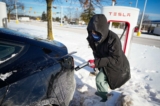 Một người phụ nữ chuẩn bị sạc điện cho chiếc xe Tesla của mình ở Ann Arbor, Michigan, hôm 17/01/2024. Một đợt rét đột ngột trên khắp Hoa Kỳ và Canada đã bộc lộ những mặt bất lợi lớn đối với những người sở hữu xe điện. (Ảnh: AP/Carlos Osorio)