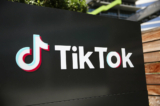 Biểu tượng TikTok bên ngoài văn phòng TikTok ở thành phố Culver, California, vào ngày 27/08/2020. (Ảnh: Mario Tama/Getty Images)