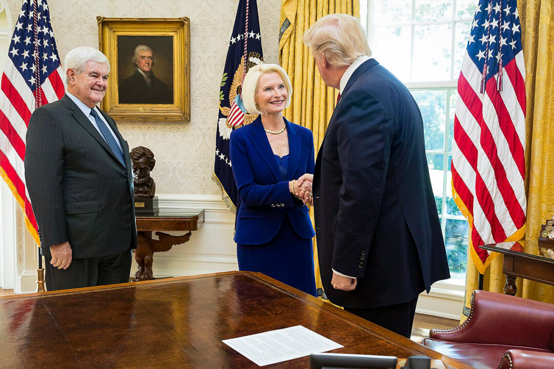 Ông Newt Gingrich cùng với vợ và Tổng thống Donald Trump tại Oval Office ở Tòa Bạch Ốc, ngày 24/10/2017. (Ảnh: Shealah Craighead/Tòa Bạch Ốc)