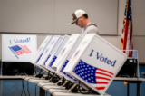 Một người bỏ phiếu tại một địa điểm bỏ phiếu sớm trước cuộc bầu cử sơ bộ của Đảng Cộng Hòa tại Thư viện Wando Mount Pleasant ở Mount Pleasant, South Carolina, hôm 17/02/2024. (Ảnh: Madalina Vasiliu/The Epoch Times)