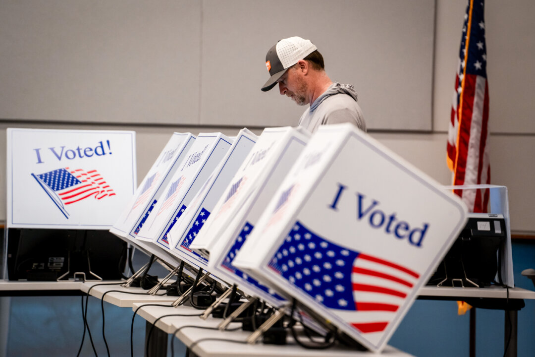 Một người bỏ phiếu tại một địa điểm bỏ phiếu sớm trước cuộc bầu cử sơ bộ của Đảng Cộng Hòa tại Thư viện Wando Mount Pleasant ở Mount Pleasant, South Carolina, hôm 17/02/2024. (Ảnh: Madalina Vasiliu/The Epoch Times)