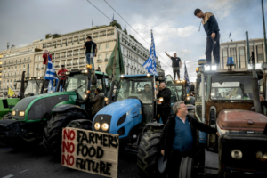 Máy kéo hội tụ về Athens khi nông dân Hy Lạp tham gia phong trào biểu tình đang tiến triển nhanh chóng