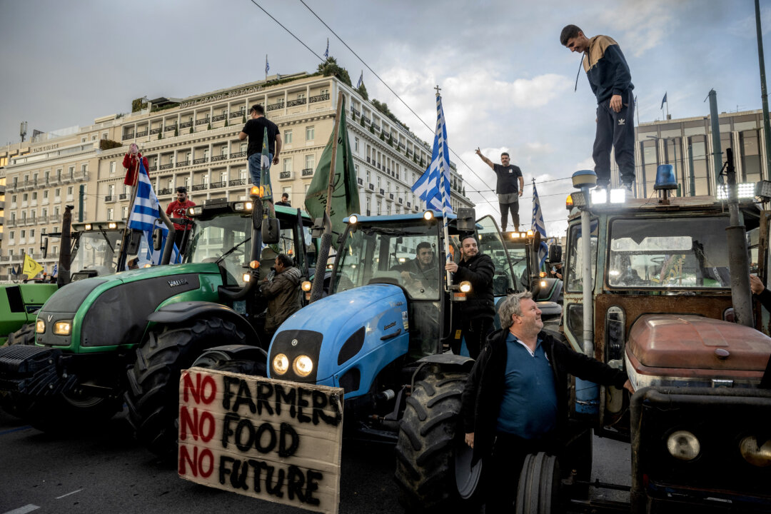 Nông dân Hy Lạp tham gia một cuộc biểu tình yêu cầu viện trợ tài chính phía trước Quốc hội ở Athens, hôm 20/02/2024. (Ảnh: Angelos Tzortzinis/AFP qua Getty Images)