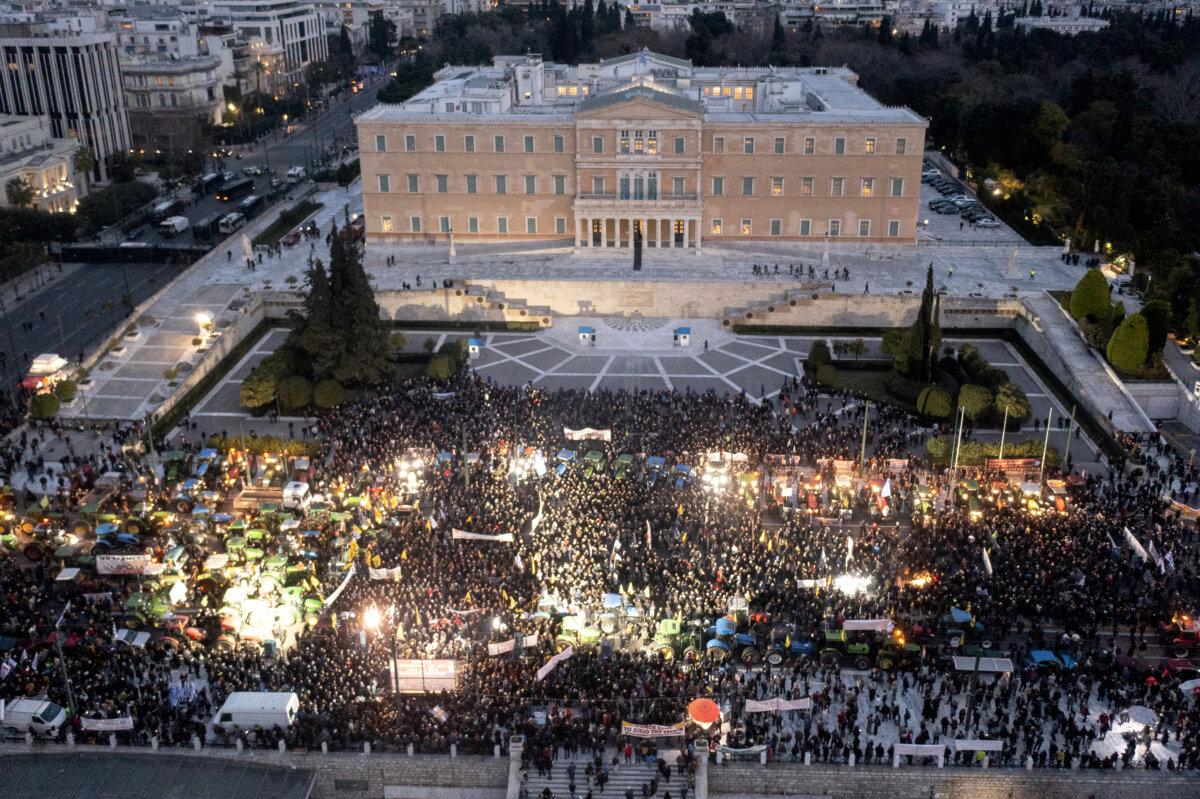 Nông dân Hy Lạp với máy kéo tham gia một cuộc biểu tình yêu cầu viện trợ tài chính phía trước Quốc hội ở Athens hôm 20/02/2024. (Ảnh: Aris Messinis/AFP qua Getty Images)